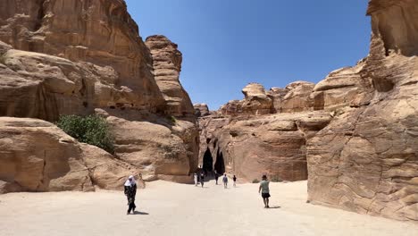 Valle-De-Petra-En-Wadi-Musa,-Jordania-Con-El-Tesoro-En-Medio-De-Un-Paisaje-Rocoso-Y-Montañoso,-Patrimonio-De-La-Unesco,-Antiguo-Reino-Nabateo-4k-Establecer-Tiro