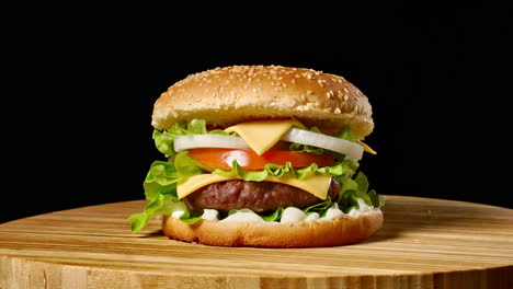 Cheeseburger-with-bacon-on-a-dark-background.-Close-up.-Macro-shooting.