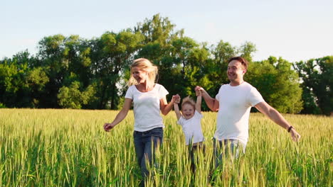 Familia-Feliz:-Padre,-Madre-E-Hijo,-Corriendo-Por-El-Campo-Vestidos-Con-Camisetas-Blancas