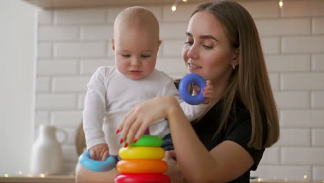 Kleines-Mädchen-Und-Ihre-Mama-Spielen-Zu-Hause-Mit-Farbigem-Spielzeug