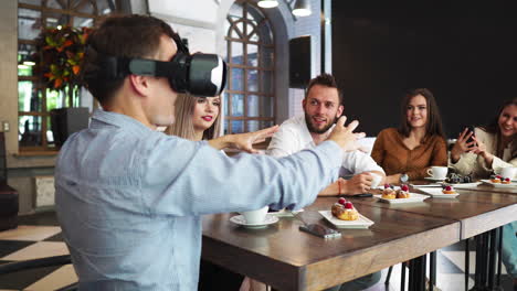 Zukünftige-Technologieexperten-Testen-Augmented-Reality-Headset-Entwickler,-Profis-Entwickeln-Futuristische-Technologie,-Programmierung,-AR-VR-Anwendung,-VR-Anwendungsentwicklung,-Tragen-Von-Virtual-Reality-VR