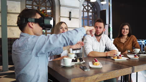 Gruppe-Junger-Unternehmer-Bei-Einem-Treffen-Mit-VR-Headset