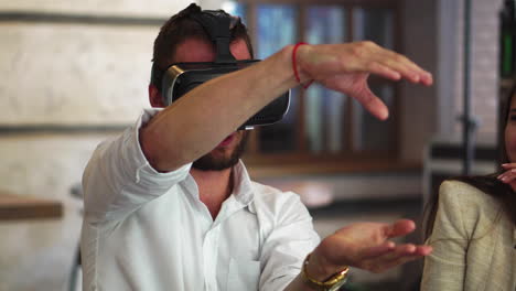 Zukünftige-Technologieexperten-Testen-Augmented-Reality-Headset-Entwickler,-Profis-Entwickeln-Futuristische-Technologie,-Programmierung,-AR-VR-Anwendung,-VR-Anwendungsentwicklung,-Tragen-Von-Virtual-Reality-VR