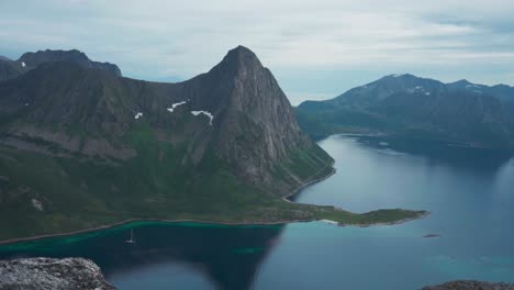 Stunning-Nature-With-Mountain-Lake-In-Salberget-Near-Flakstadvåg-And-Leikvika,-Norway