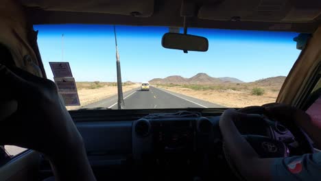 Conducir-En-El-Norte-De-Kenia.-Vista-Desde-El-Interior-Del-Auto