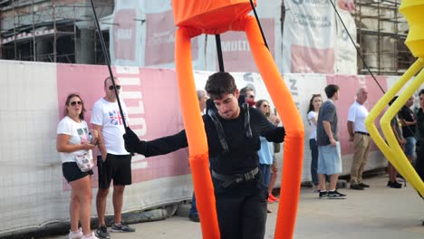 Un-Trabajador-Títere-Bailando-En-La-Ciudad-De-Constanta,-Rumania