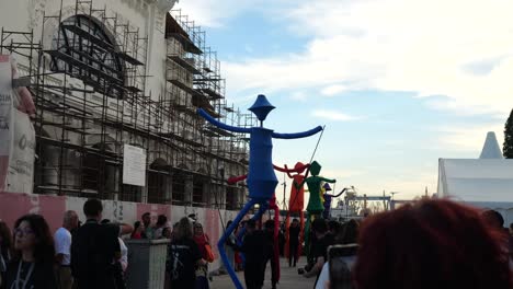 Un-Trabajador-Títere-Bailando-En-La-Ciudad-De-Constanta,-Rumania