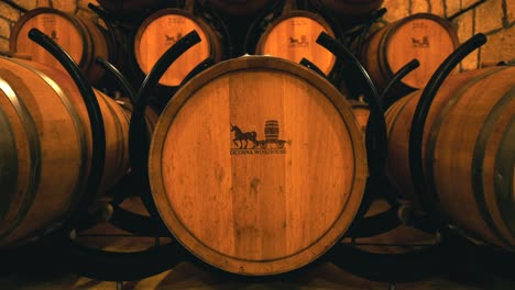 Barril-De-Roble-Para-Vino-En-Una-Bodega-En-Una-Sala-De-Almacenamiento.