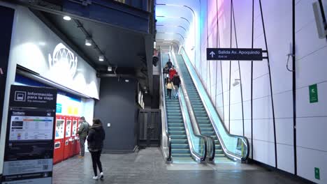 LKW-Rechts-Panoramablick-Auf-Die-Selbstverwaltungsmaschinen-Der-U-Bahn-Von-Santiago-Mit-Deaktivierten-Oder-Beschädigten-Rolltreppen,-Santiago,-Chile