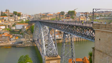 Famoso-Puente-De-Arco-De-Cubierta-De-Dom-Luís-I-En-La-Histórica-Ciudad-De-Porto,-Portugal