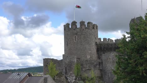 Eine-Majestätische-Große-Steinburg-Thront-über-Dem-Mittelalterlichen-Dorf-Conwy,-Wales
