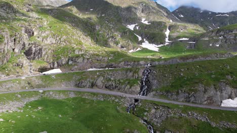 Transfagarasan--Und-Balea-See-Wasserfall-In-Den-Karpaten,-Rumänien,-Filmisches-Drohnen-4K-Luftvideo