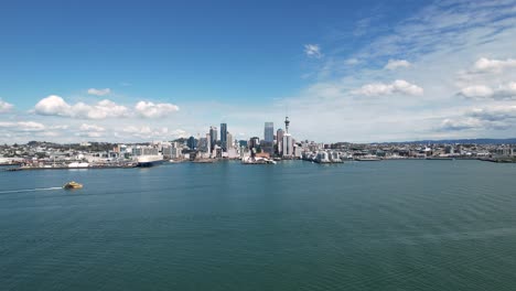 Luftaufnahme-Von-Auckland-CBD-Und-Sky-Tower-Mit-Dem-Waitemata-Hafen-4k