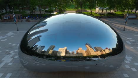 The-Bean-in-Millennium-Park-in-downtown-Chicago,-Illinois