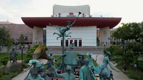 Estatuas-Frente-Al-Teatro-Nacional-De-Bucarest,-Rumania,-Vista-Aérea