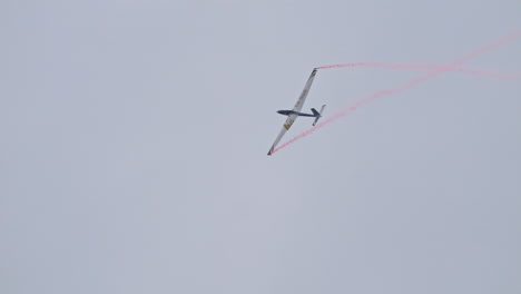 Avión-Planeador-Realizando-Maniobras-De-Giro-En-Vuelo-Acrobático-En-El-Salón-Aeronáutico