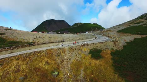 Drohnenaufnahmen-Gleiten-über-Den-Bergblick-Und-Heben-Besucher-Hervor,-Die-Besichtigungen-Bei-Tageslicht-Genießen