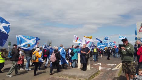 Gente-Marchando-Por-La-Independencia-De-Escocia-En-Un-Día-Ventoso