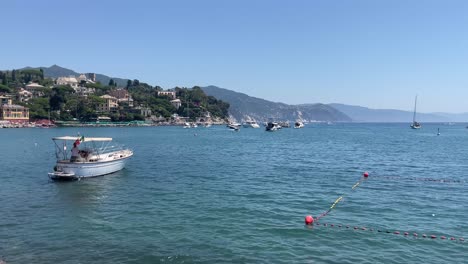 Vistas-Pintorescas-Del-Amarre-De-Barcos-Y-El-Movimiento-De-Suaves-Olas-En-Santa-Margherita-Ligure,-Italia