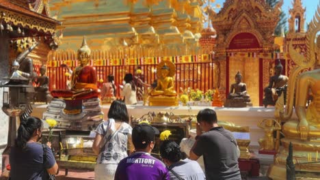 Gente-Rezando-A-La-Imagen-De-Buda-En-Un-Templo-En-Chiang-Mai,-Tailandia-Doi-Suthep