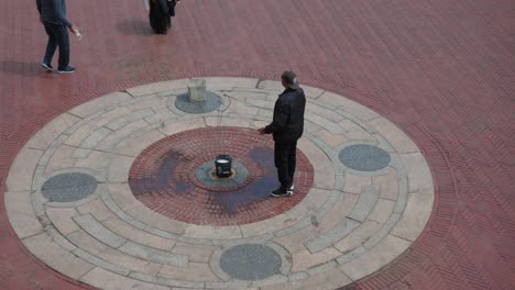 Toma-Amplia-En-Cámara-Lenta-De-Un-Hombre-De-Mediana-Edad-Jugando-Con-Varitas-De-Burbujas-Gigantes-Al-Aire-Libre-En-Central-Park,-Nueva-York