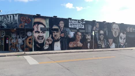 Graffiti-De-Arte-De-Gángsters-Basado-En-Películas-En-El-Distrito-De-Arte-Mural-Wynwood-De-Miami