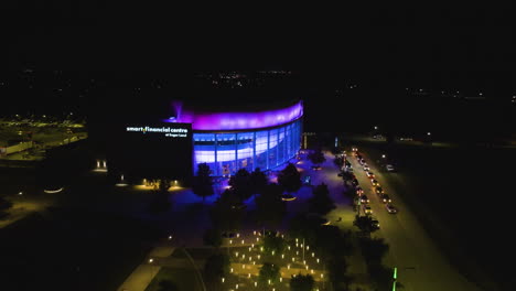 Disparo-De-Un-Dron-Que-Rodea-El-Centro-Financiero-Inteligente-Iluminado-Por-La-Noche-En-Sugar-Land,-Texas,-EE.-UU.