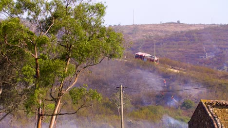 Die-Portugiesischen-Bombeiros-Beim-Löschen-Eines-Waldbrandes-In-Den-Bergen