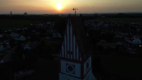 Der-Kirchturm-Der-Stadt,-Während-Die-Nacht-Hereinbricht,-Mit-Satten-Farben-Der-Goldenen-Stunde