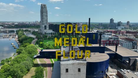 Signo-De-Harina-Con-Medalla-De-Oro-En-El-Centro-De-Minneapolis,-Minnesota