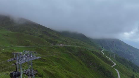 Teleféricos-Que-Funcionan-En-Los-Alpes-Austriacos-Mientras-Cae-Una-Espesa-Niebla.