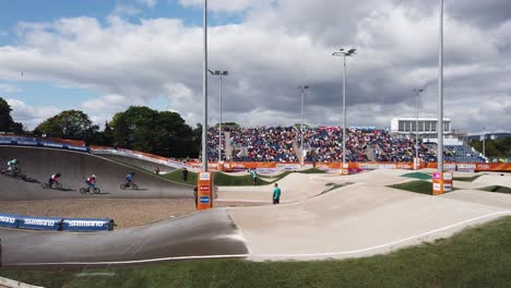 Junge-BMX-Fahrer-Treten-Bei-Den-UCI-Radweltmeisterschaften-2023-Im-BMX-Rennen-In-Glasgow-An