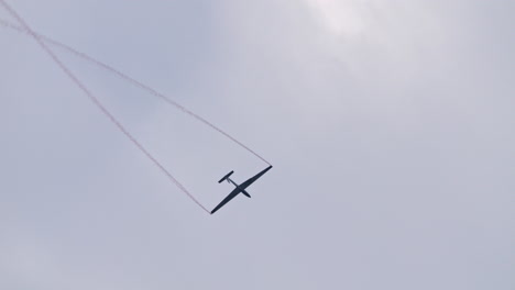 Avión-Planeador-Haciendo-Impresionantes-Maniobras-De-Giro-Durante-El-Vuelo-Acrobático