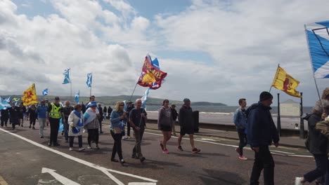 Un-Oficial-De-Policía-Caminando-Junto-A-Manifestantes-Pro-independencia-Escoceses-En-Ayr,-Escocia
