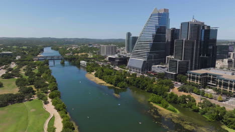 Aerial-view-toward-people-on-the-Lady-bird-lake,-in-sunny,-summer-day-in-Austin,-USA