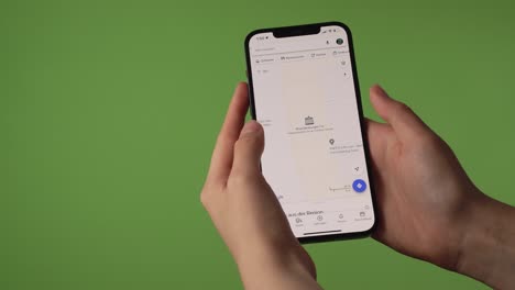 Frau-Blickt-Auf-Google-Maps-Vor-Dem-Greenscreen-Auf-Das-Brandenburger-Tor