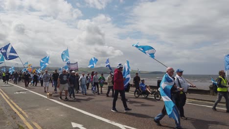 Weitwinkelaufnahme-Von-Menschen,-Die-In-Ayr-Für-Die-Unabhängigkeit-Schottlands-Marschieren