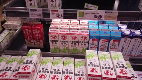 Japanische-Supermarktauswahl-An-Milchkartonprodukten,-Nach-Links-Schieben-Und-Verpackung-Im-Conbini-Supermarkt-Anzeigen