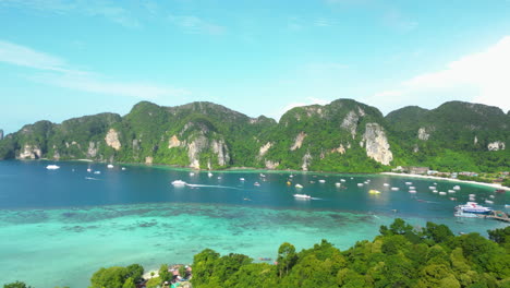 Impresionante-Vista-De-La-Isla-Phi-Phi-En-Tailandia-Con-Barcos,-Yates-Y-Montañas-Al-Fondo.