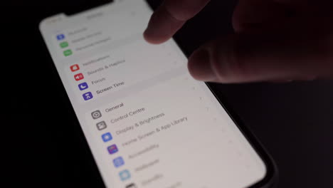 Comprobando-La-Actualización-Del-Firmware-Ios-17-En-La-Configuración-De-Un-Iphone-Xs-Max