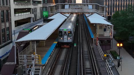 Tren-Público-De-Chicago-Llegando-A-La-Estación