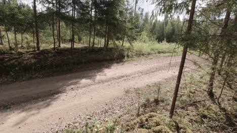La-Carrera-De-Rally-WRC-Pasa-Volando-Por-Un-Camino-De-Grava,-Por-Lo-Que-Las-Rocas-Y-La-Arena-Se-Lanzan-Al-Aire.