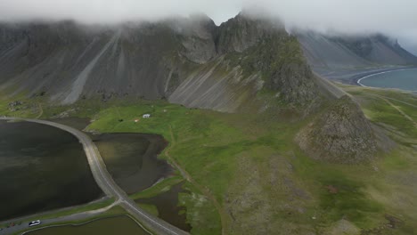 Pico-De-Montaña-Cubierto-Por-Espesas-Nubes-Que-Flotan-Alrededor-Del-Sur-De-Islandia