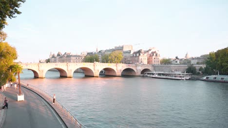 Espectaculares-Vistas-Del-Atardecer-En-Pont-Neuf:-Icónico-Puente-Parisino-Sobre-El-Río-Sena,-Horizonte-Romántico,-Atmósfera-De-Hora-Dorada-Y-Reflejos-En-El-Agua-En-La-Capital-De-Francia.