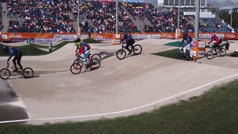 Zeitlupe-Von-Weiblichen-Fahrern,-Die-Bei-Den-UCI-Radweltmeisterschaften-2023-Im-BMX-Rennen-In-Glasgow-Antreten