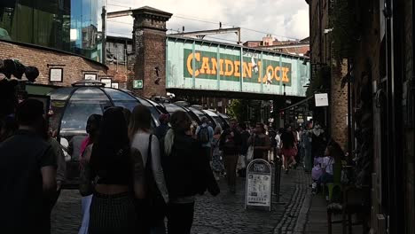 Muchas-Tiendas-Y-Bebidas-Cerca-De-Camden-Lock,-Londres,-Reino-Unido