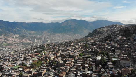 Drone-Aéreo-Disparado-Sobre-La-Comuna-De-Medellín.
