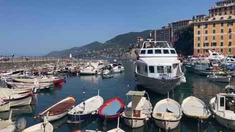 Schwenkaufnahme-Einer-Malerischen-Aussicht-Auf-Boote,-Die-Im-Hafen-Von-Ligurien,-Camogli,-Italien-Anlegen