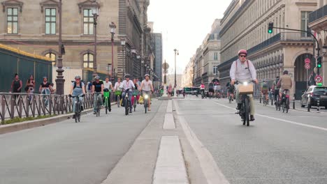 Nueva-Carretera-Para-Bicicletas-En-La-Rue-De-Rivoli,-En-El-Centro-De-París:-Los-Automóviles-Bloqueados,-La-Enorme-Autopista-Para-Bicicletas-Promueve-El-Transporte-Urbano-Sostenible-Y-La-Cultura-Ciclista