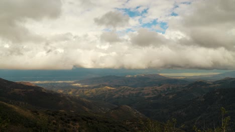 Vista-Desde-La-Cima-De-Las-Montañas-Oquirrh-En-El-Cañón-Butterfield-Hacia-El-Valle-De-Utah-Y-El-Lago-Utah---Espectacular-Lapso-De-Tiempo-En-El-Paisaje-Nublado